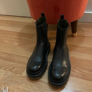 Zara Low Heeled Leather Ankle. Size 10 ..41